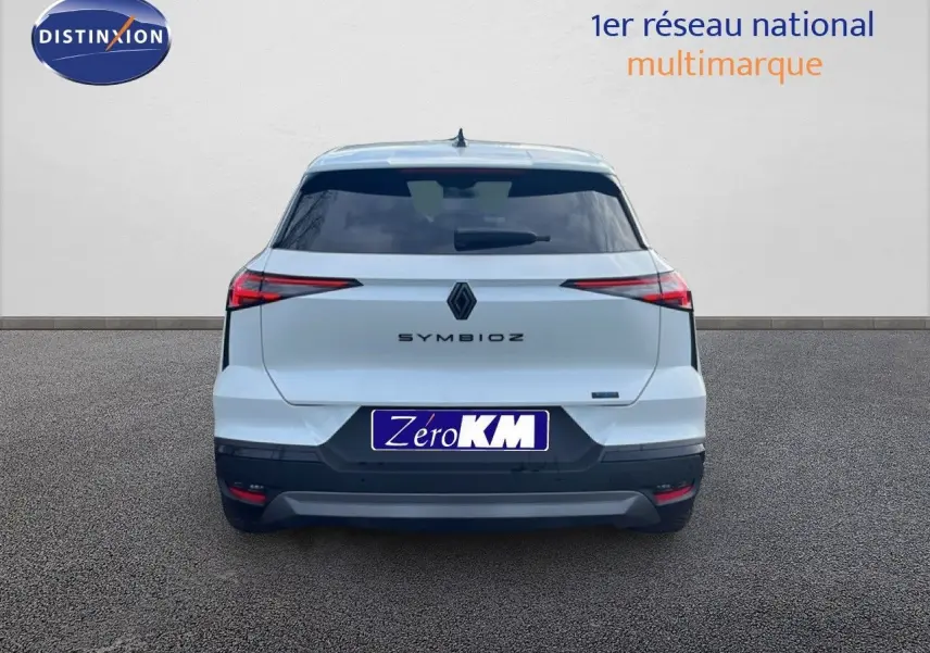 Vue arrière du Renault Symbioz blanc nacré métallisé, soulignant ses feux LED fins et son hayon moderne.