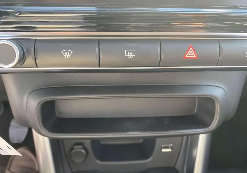 Détail de la console centrale noire du Citroën C3 Aircross 2021, montrant les boutons de dégivrage et d'alerte.