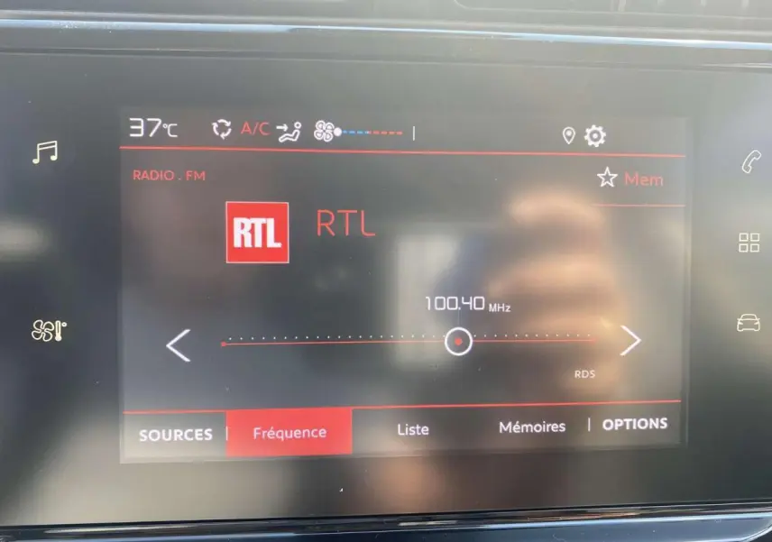 Vue avant droite du Citroën C3 Aircross noir 2021, version Shine diesel avec détails de la calandre et phares LED.