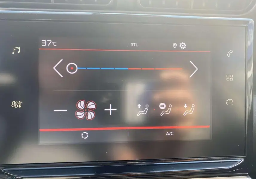 Écran tactile de la climatisation du Citroën C3 Aircross noir, vue frontale du tableau de bord.