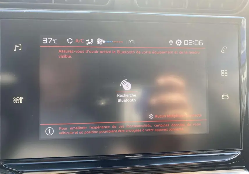 Écran tactile central du Citroën C3 Aircross noir 2021 affichant la recherche Bluetooth et la température extérieure à 37°C.