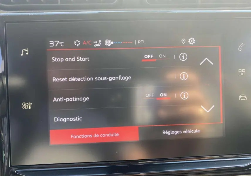 Écran tactile intérieur du Citroën C3 Aircross 2021 affichant les réglages de conduite, vue rapprochée.