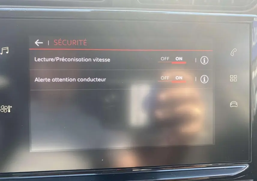 Écran tactile intérieur du Citroën C3 Aircross 2021 affichant les options de sécurité activées, vue de face.