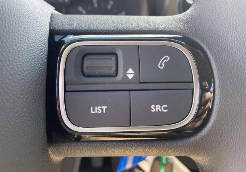 Gros plan sur les commandes au volant du Citroën C3 Aircross noir 2021, boutons LIST, SRC et téléphone visibles.