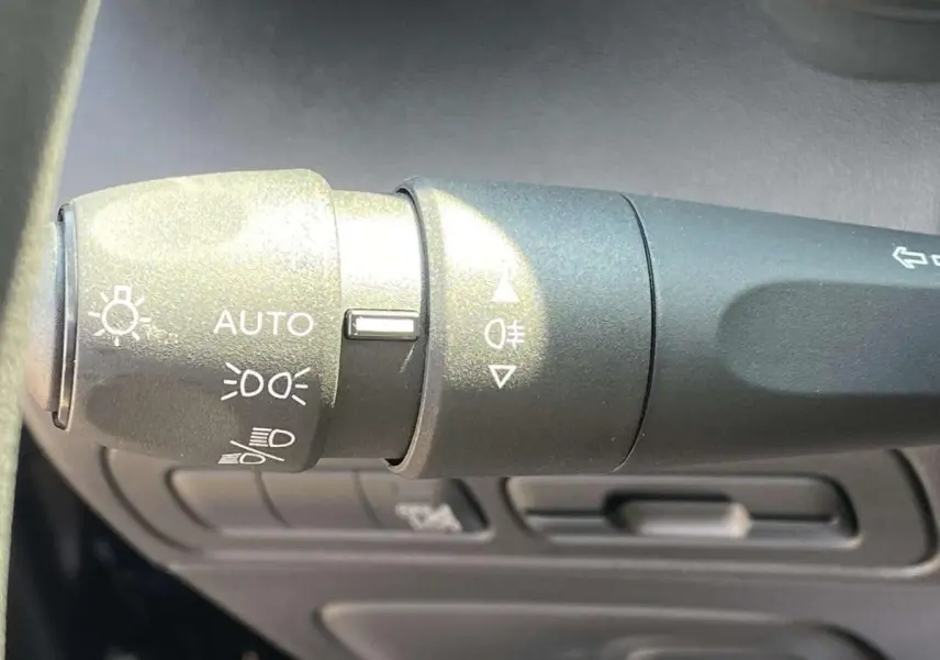 Gros plan sur la commande des feux du Citroën C3 Aircross 2021 noir, avec réglage automatique et antibrouillard.
