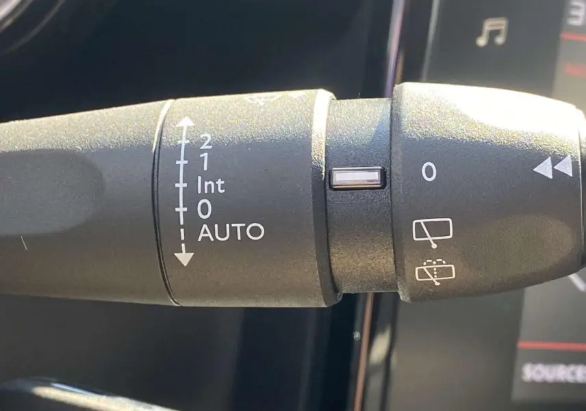 Gros plan sur la commande d’essuie-glace du Citroën C3 Aircross noir 2021, version 1.5 BlueHDi Shine.