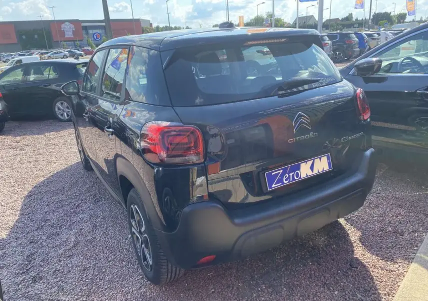 Vue 3/4 arrière droite d’un Citroën C3 Aircross noir 2021 avec feux arrière distinctifs et logo Citroën visible.