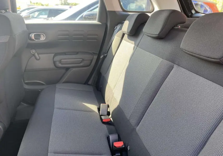 Vue intérieure du siège arrière côté droit du Citroën C3 Aircross 2021, tissu gris avec appuie-têtes et ceintures visibles.