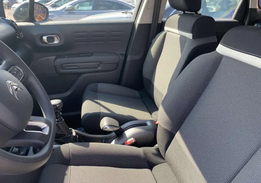 Vue intérieure côté conducteur du Citroën C3 Aircross noir 2021, montrant les sièges et la boîte manuelle.