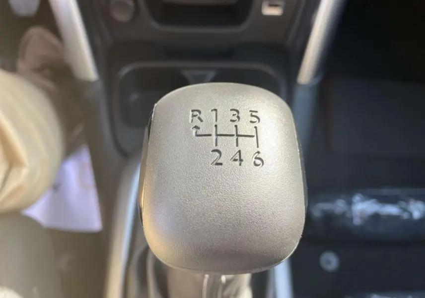 Gros plan sur le levier de vitesses manuel gris du Citroën C3 Aircross 2021, version diesel noire.