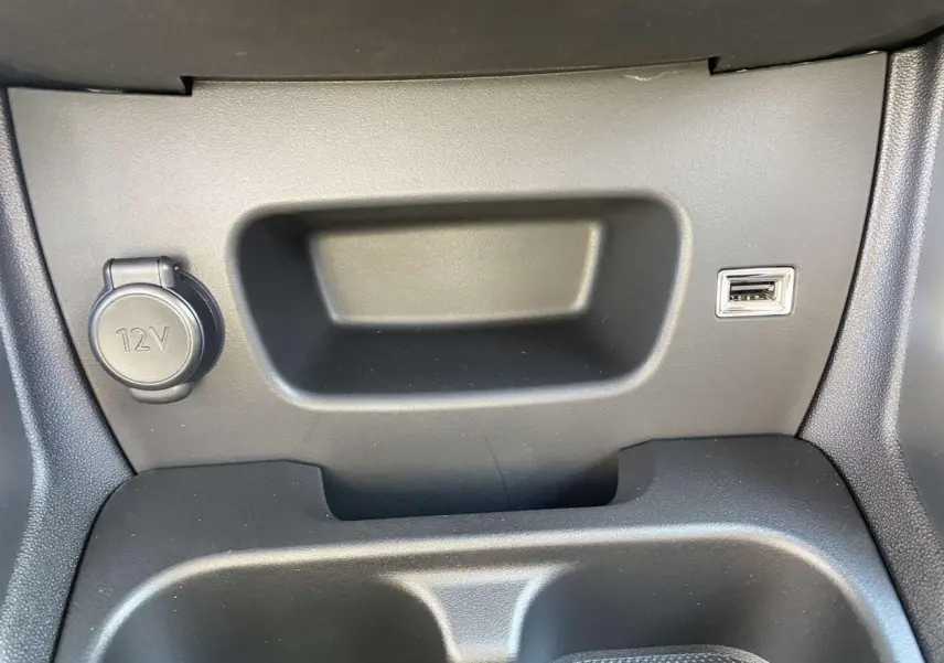 Détail de la console centrale noire du Citroën C3 Aircross 2021, avec prise 12V et port USB visibles.