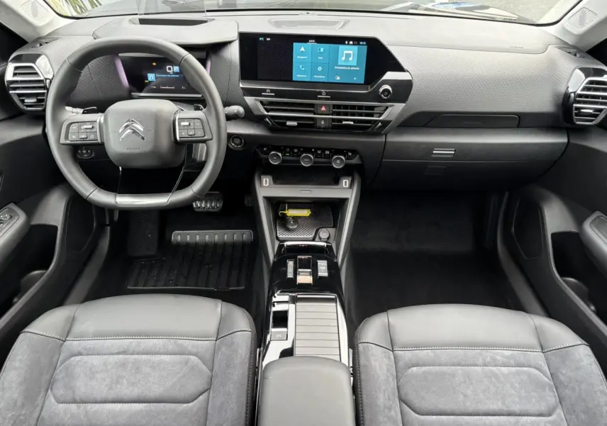 Vue intérieure avant de la Citroën C4 2024 gris Platinium, avec tableau de bord numérique et écran tactile central 10 pouces.