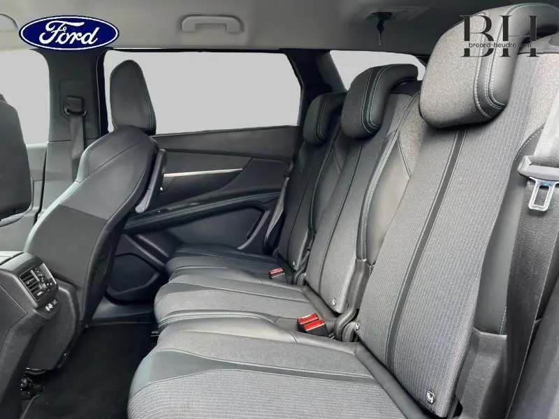 Vue latérale intérieure côté droit des sièges arrière gris TEP et tissu du Peugeot 5008 1.5 BlueHDi 130ch Allure Pack 2021.