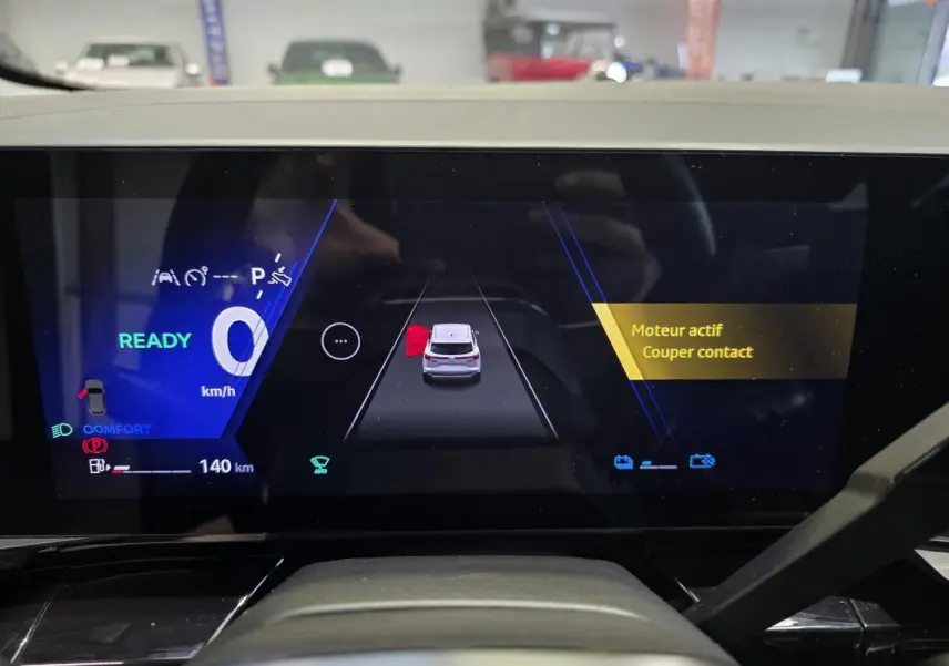 Affichage numérique du tableau de bord Renault Austral 2024 montrant la caméra de recul et l'état moteur actif.