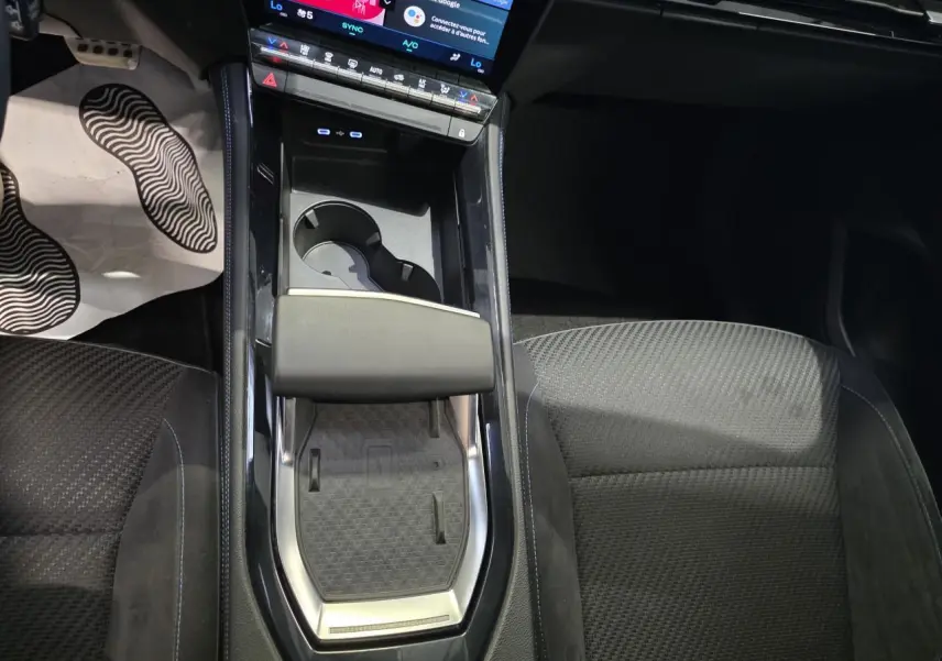 Vue intérieure centrée sur la console centrale du Renault Austral 2024, avec chargeur induction et sellerie tissu Alcantra noire.