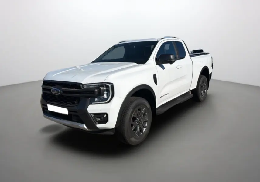 Ford Ranger 2.0 205 Wildtrak blanc pur en 3/4 avant droit avec barres de toit et jantes noires.