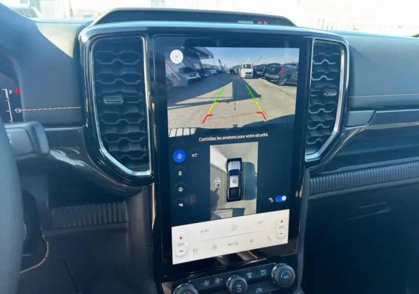 Vue rapprochée de l’écran central tactile du Ford Ranger Wildtrak 2025 montrant la caméra 360 et l’aide au stationnement.