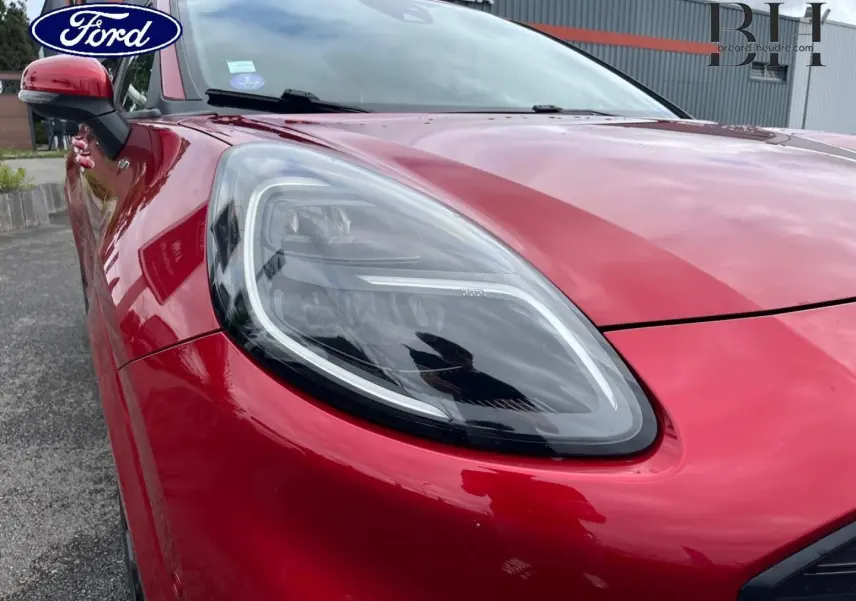Gros plan sur le phare avant gauche du Ford Puma 2020 en rouge Premium Lucid, soulignant le design moderne et la finition brillante.
