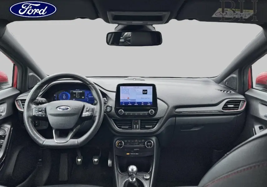 Vue intérieure avant du Ford Puma 2020, tableau de bord noir avec écran tactile central et volant multifonction cuir.