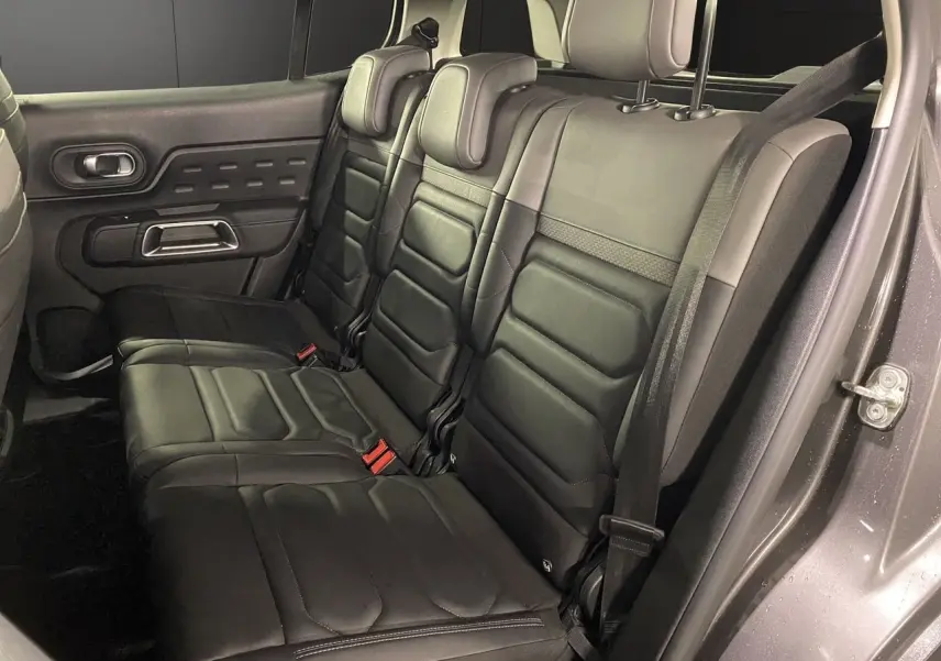 Vue intérieure côté droit sur les sièges arrière en cuir noir du Citroën C5 Aircross Gris Platinium 2023.