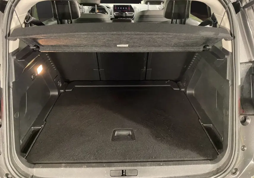 Coffre spacieux ouvert d'un Citroën C5 Aircross gris platinium, vue arrière avec banquette et tablette cache-bagages visibles.