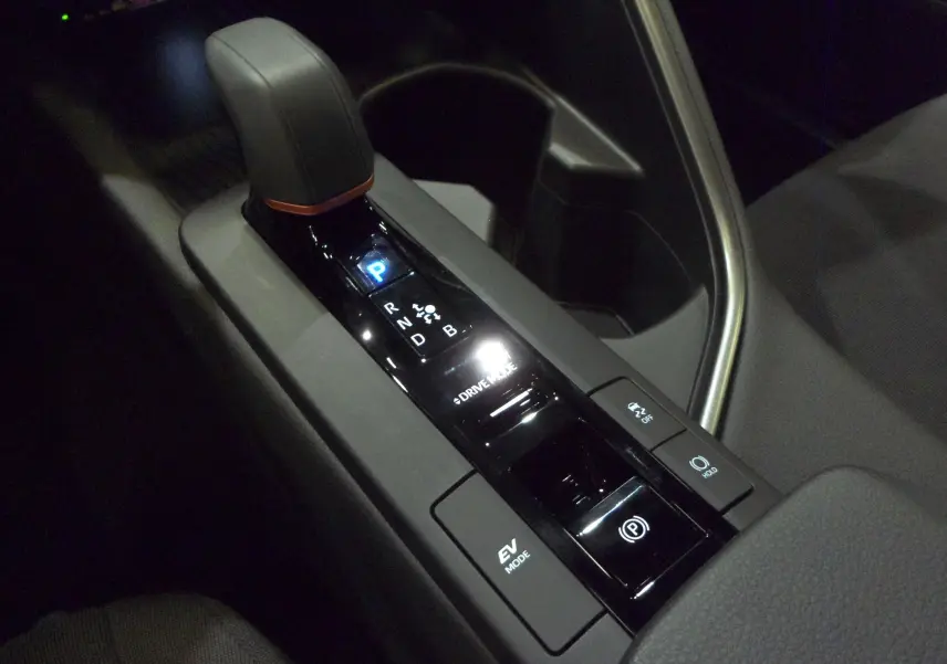Le levier de vitesse automatique noir du Toyota C-HR hybride 2025, avec affichage lumineux des modes de conduite.