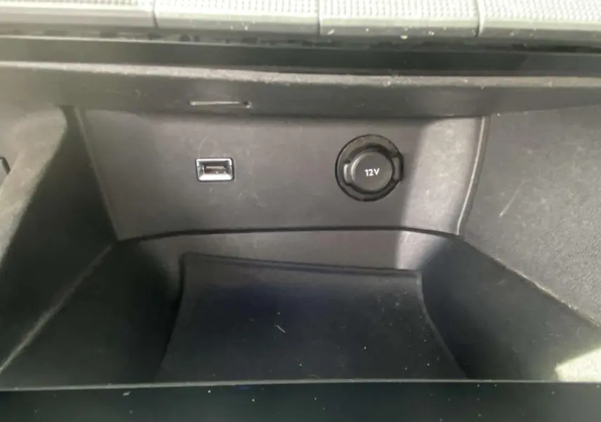 Prise 12V et port USB dans le rangement central avant du Peugeot 3008 blanc, version Allure 2018.