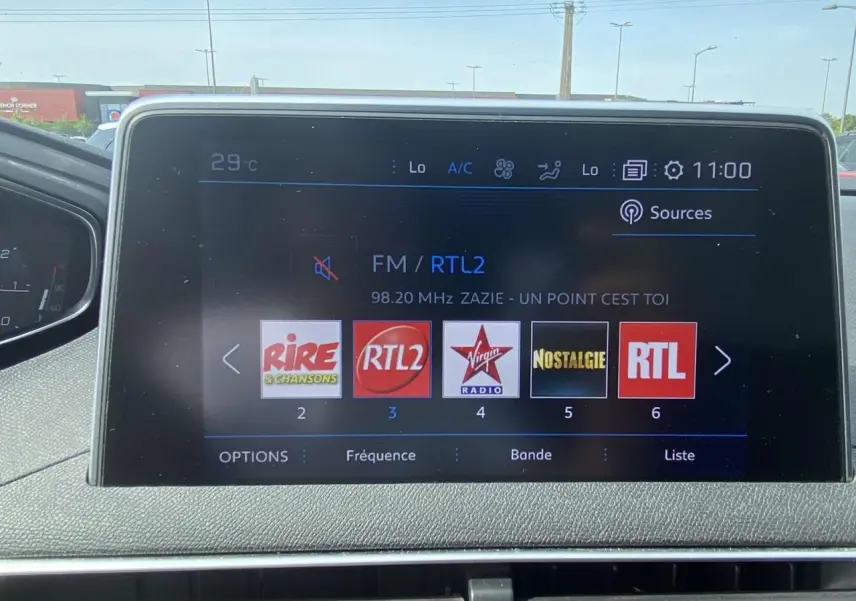 Écran tactile 8 pouces du Peugeot 3008 blanc 2018 affichant la radio FM avec plusieurs stations sélectionnables.