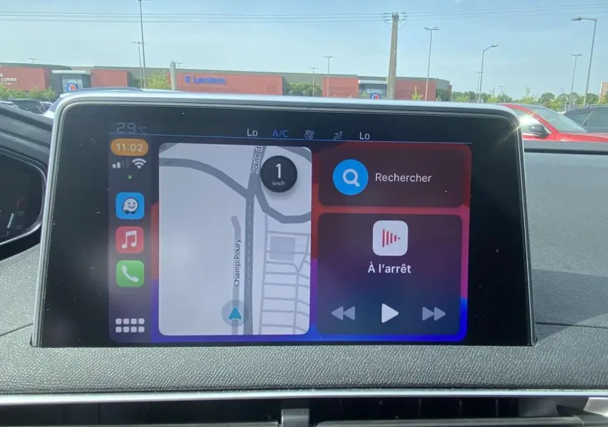 Écran tactile central du Peugeot 3008 2018 affichant la navigation et les commandes multimédias en extérieur lumineux