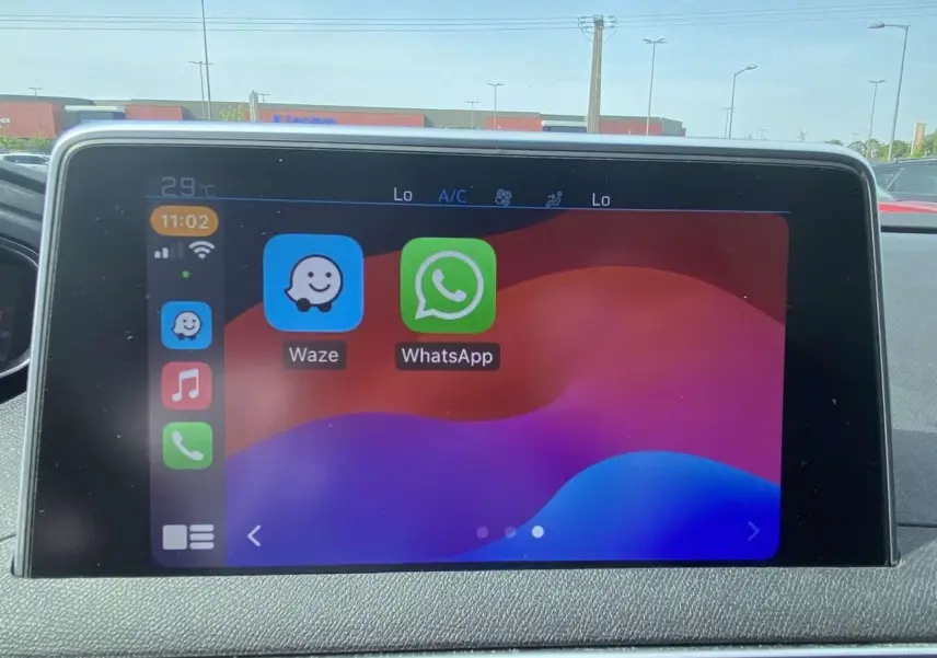 Écran tactile 8 pouces du Peugeot 3008 blanc 2018 affichant les applications Waze et WhatsApp en intérieur.