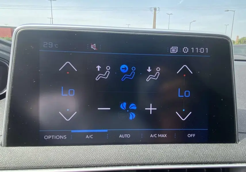 Écran tactile du tableau de bord du Peugeot 3008 blanc, affichant les réglages de climatisation automatique bi-zone.
