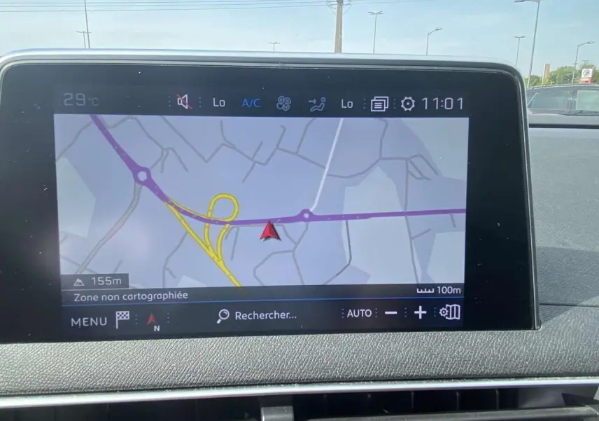 Écran tactile 8 pouces du Peugeot 3008 blanc 2018 affichant la navigation 3D connectée en intérieur voiture.