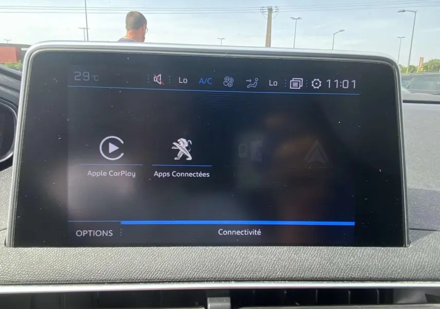 Écran tactile 8 pouces du Peugeot 3008 blanc 2018 affichant les options Apple CarPlay et Apps Connectées.