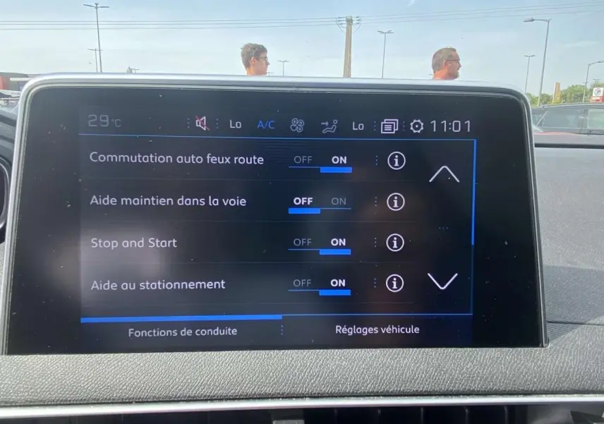 Écran tactile du tableau de bord du Peugeot 3008 blanc, affichant les réglages des aides à la conduite.