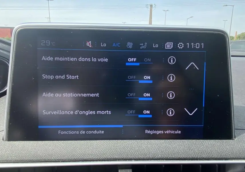 Écran tactile central du Peugeot 3008 blanc 2018 affichant les réglages d'aides à la conduite en intérieur.