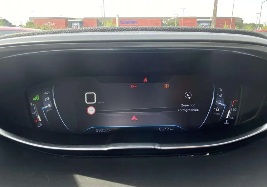 Tableau de bord numérique du Peugeot 3008 blanc 2018 affichant 96032 km et navigation non cartographiée