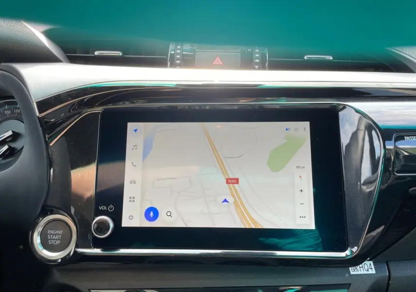 Écran tactile central avec navigation GPS dans l'habitacle du Toyota Hilux 2025, version Invincible.