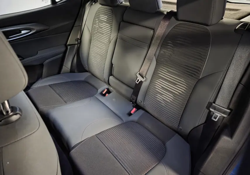 Vue intérieure de la banquette arrière noire de l'Alfa Romeo Tonale 2025 avec surpiqûres et ceinture de sécurité.