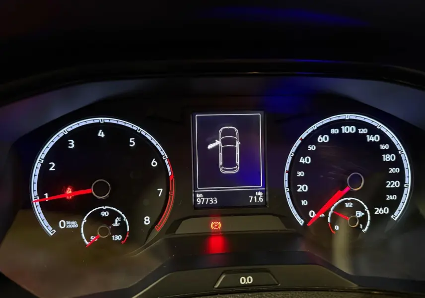 Tableau de bord du Volkswagen T-Roc bleu 2019, affichage numérique central et compte-tours à gauche.