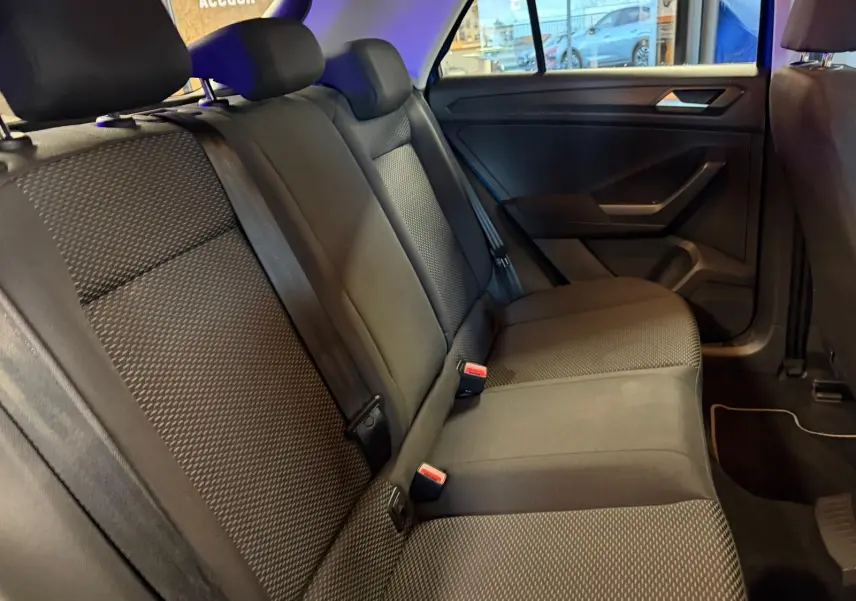 Vue intérieure de la banquette arrière noire du Volkswagen T-Roc 2019, avec ceintures de sécurité et appuis-tête visibles.