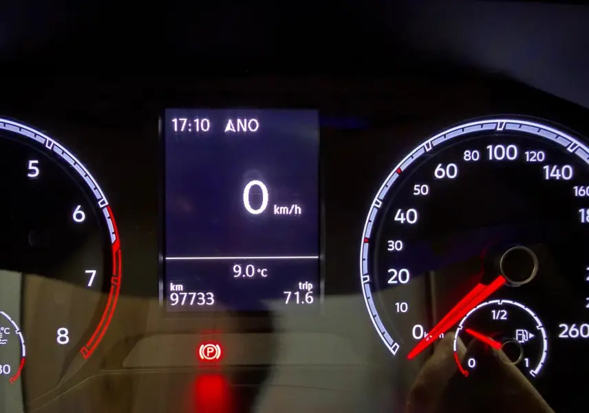 Tableau de bord du Volkswagen T-Roc bleu 2019, affichage digital avec vitesse à 0 km/h et compteurs éclairés.