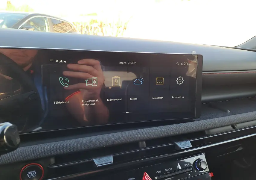 Écran tactile central du tableau de bord du Hyundai Tucson 2025, avec interface affichant téléphone, météo et calendrier.