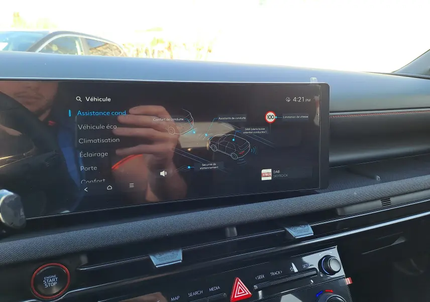 Écran tactile central du Hyundai Tucson 2025 en Abyss Black, affichant les aides à la conduite, vue intérieure côté conducteur.