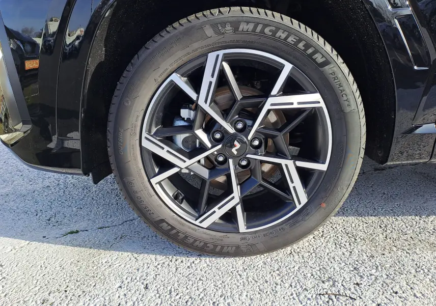 Gros plan sur la roue avant droite du Hyundai Tucson 2025 Abyss Black avec jante alliage noire et argentée.