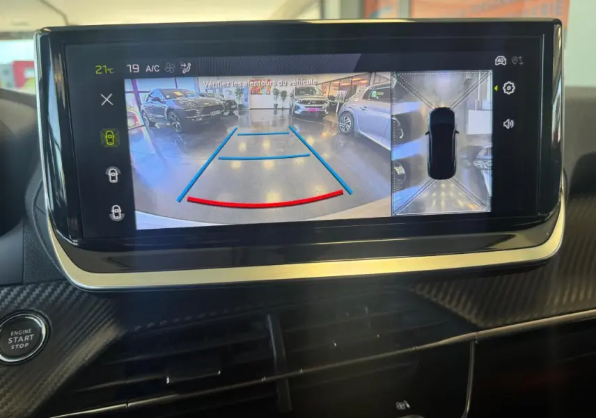 Écran tactile du tableau de bord du Peugeot 2008 Hybrid 145 Allure montrant la caméra de recul avec vue 360° intérieure.