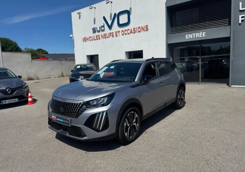 Peugeot 2008 Hybrid gris vue 3/4 avant droit, avec jantes alliage 17 pouces et calandre distinctive noire.