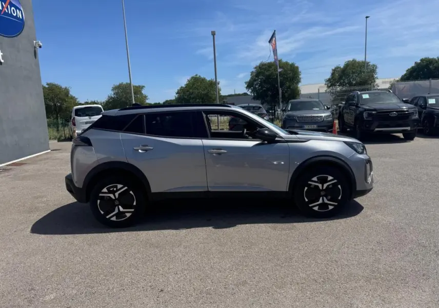 Peugeot 2008 Hybrid 145 gris vue de profil côté gauche, avec jantes alliage noires et toit noir contrasté.