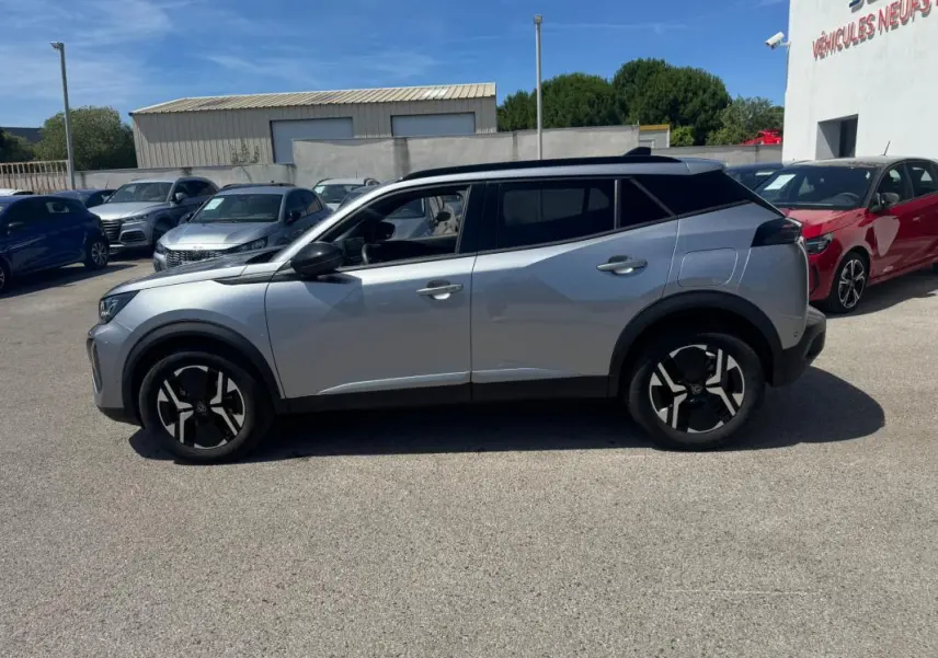 Peugeot 2008 Hybrid 145 e-DCS6 Allure gris vue de profil côté gauche, jantes alliage 17 pouces et toit noir.