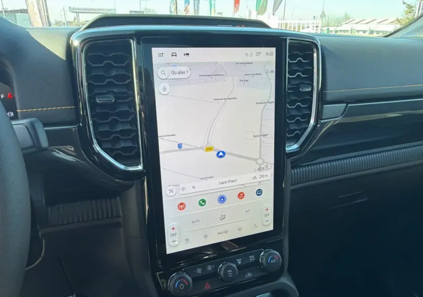 Vue intérieure centrée sur l'écran tactile vertical du tableau de bord du Ford Ranger 2025 avec navigation affichée.