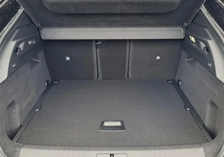 Coffre ouvert du Peugeot 3008 blanc toit noir, vue arrière montrant l’espace de chargement noir et le cache-bagages.
